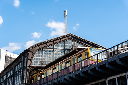 Train on the platform of Friedrichstrasse station in Berlinのeditorial素材