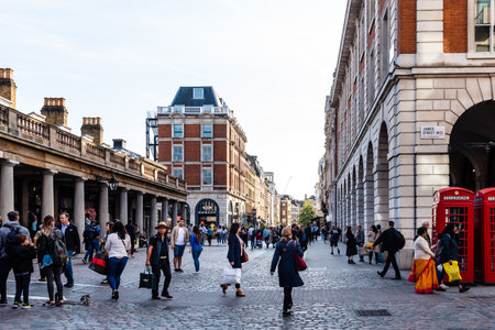 Street scene in Covent Garden in Londonのeditorial素材