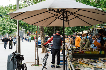 People in the old book fair in Cuesta de Moyano in Madridのeditorial素材