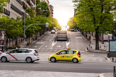 Summa 112 health services car crossing Castellana Avenue in Madridのeditorial素材