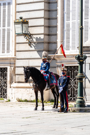 Changing of the guard at Madrid Royal Palaceのeditorial素材