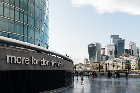 London, UK - August 26, 2023: City Hall of London in the riverside. Queens Walk by the Thames Riverのeditorial素材
