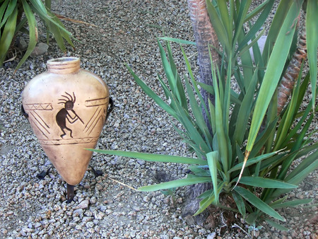 kokopelli pottery in phoenix garden, azの写真素材