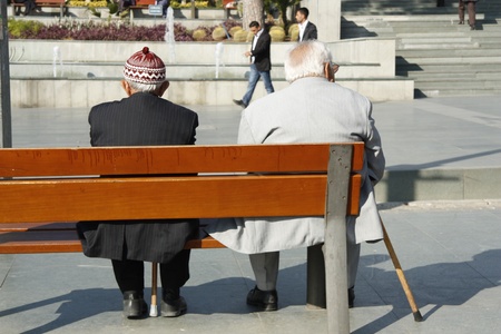 Foto de Old people sitting on the bench, Antalya, Turkey - 29.11.2011 - Imagen libre de derechos