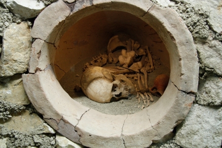 Ancient human skull and bones in ancient burial jar in Historical Museum in Antalya, Turkeyのeditorial素材