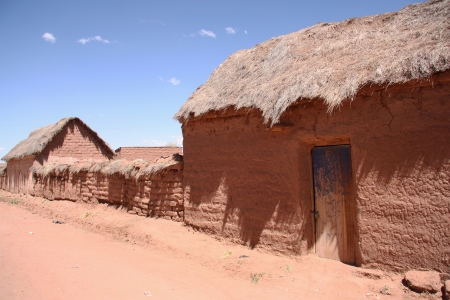 Traditional village with clay buildings in Bolivian Altiplano, Boliviaのeditorial素材