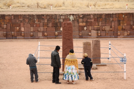 Bolivian family in famous Underground Temple watching Bearded monolith, Tiwanaku, Boliviaのeditorial素材