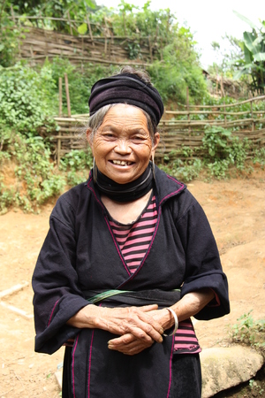 VIETNAM, SAPA, AUGUST 9, 2014 - Black Hmong old woman in traditional ethnic dress smiling, Sapa, Vietnamのeditorial素材