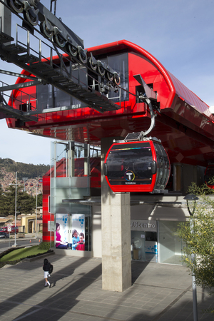BOLIVIA, LA PAZ, 12 FEBRUARY 2017 - Teleferico Cableway station with a cable car of the red lineのeditorial素材