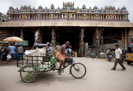 adurai, India-September 11, 2012  A street in front of the the Sri Meenakshi Hindu Temple where many parishioners and pilgrims visit every dayのeditorial素材
