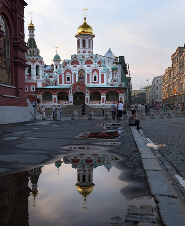 Moscow, Russia-July 20, 2010. Dozens of travelers, walk through Red Square in Moscow and a chance to visit and photograph the cathedral St. Basil on sunsetのeditorial素材