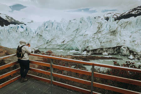Calafate, Argentina-Novembrer 23, 2014: People watching the collapses on the glacier located in the Los Glaciares National Park in the south west of Santa Cruz province, Argentina.のeditorial素材