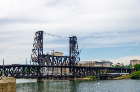 The Steel Bridge in Portland, Oregon going over the Willamette Riverのeditorial素材