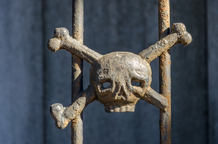 Iron skull and crossbones decorating a tomb in Recoleta cemetery in Buenos Aires, Argentinaの写真素材