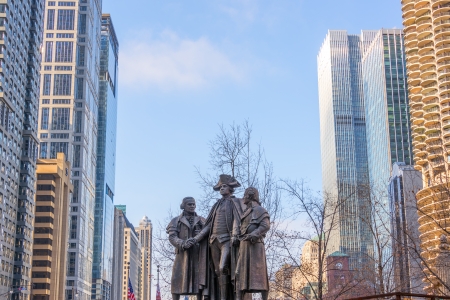 Public statue of George Washington with skyscrapers on either side in downtown Chicagoのeditorial素材
