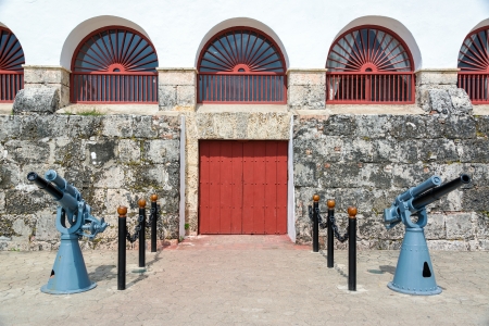 Colonial building in Cartagena, Colombia with two large guns in front of itのeditorial素材