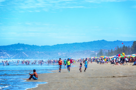 OLON, ECUADOR - FEBRUARY 16: People on a busy beach during carnival in Olon, Ecuador on February 16, 2015のeditorial素材