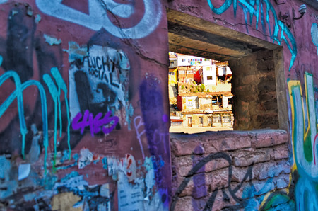 VALPARAISO, CHILE - MAY 27: Wall covered in graffiti with a view of slums in Valparaiso, Chile on May 27, 2015のeditorial素材