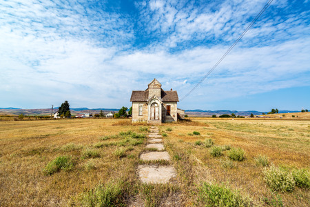Wide angle view of an old abandoned house in Ovid, Idahoの写真素材