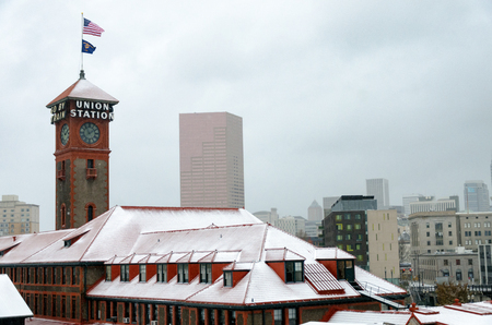 Cityscape view of Portland, Oregon and the train station during winter snowの写真素材