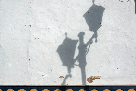 Street light casting a shadow on a building in Salento, Colombiaの写真素材