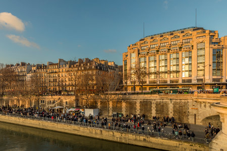 Paris, France - January 9, 2021: Many people take a drink on the banks of the Seine river despite the covid19 near the Pont Neuf in Parisのeditorial素材