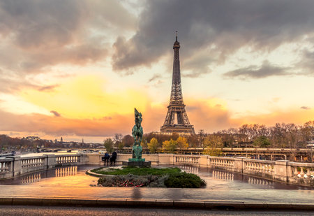Paris, France - November 19, 2020: Eiffel tower seen from arch of Bir Hakeim bridge in Parisのeditorial素材