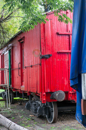 photograph of old wooden wagon in disuse on sidingの写真素材