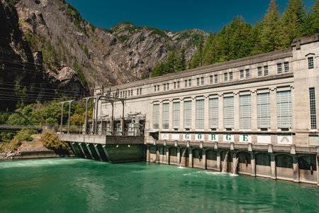 Gorge Powerhouse hydroelectric power plant along the Skagit River in North Cascades National Park.の素材 [FY310173136006]