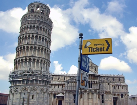 Leaning tower and direction sign, Pisa, Italyの写真素材