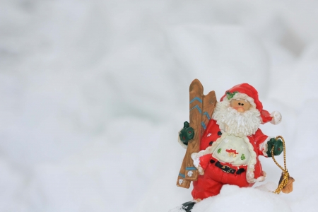 Santa Claus toy with ski in snow の写真素材