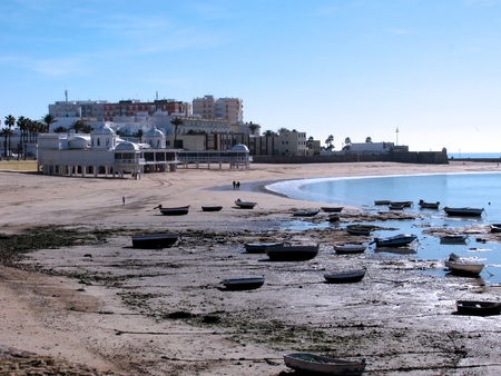 Fishing boats on the beach of La Caleta in the bay of the capital of Cadiz, Andalusia. Spain. Europe.のeditorial素材