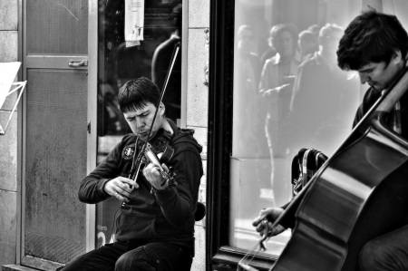 Sevilla  Spain  16-11-2013  Street photography  Street musicians 35のeditorial素材