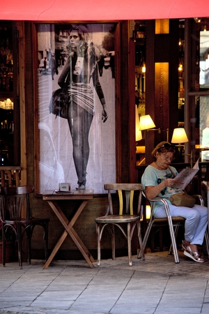 Seville, Spain, 4th October 1917 - Urban life - Lady siiting at a barのeditorial素材