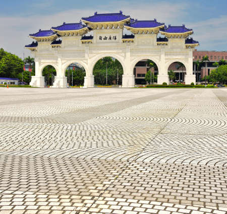 Arch at the entrance of the Liberty Square in Taipei, Taiwan. This place is located in Zhongzheng District. "Liberty Square" is written in Chinese.のeditorial素材