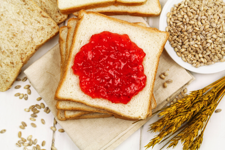 slice brown bread and white bread isolated on backgroundの写真素材