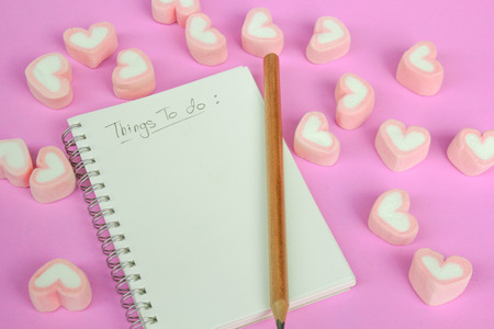 marshmallow heart shape with love concept on pink backgroundの写真素材