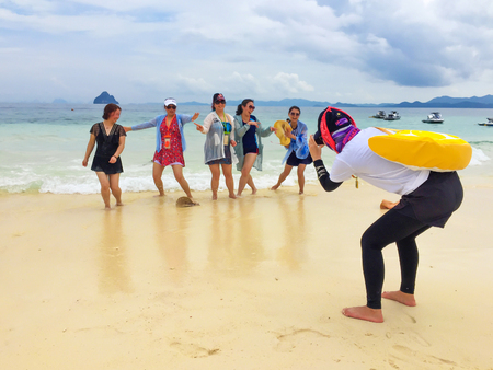 PHANG NGA, THAILAND - APRIL 26, 2018 : Chinese guide are taking photo for Chinese tourist in PP Isaland, Phang gna, Thailandのeditorial素材