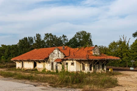 Wadley, Alabama, USA-October 4, 2020:  Old abandoned mission revival railroad depot, originally constructed in 1907. Part of the Atlanta, Birmingham and Atlantic Railway. Operatied from 1907 to 1964.のeditorial素材