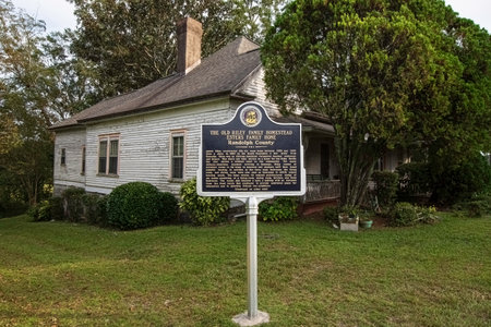 Roanoke, Alabama, USA-Oct. 4, 2020: The historic old Riley family homestead and Esters family home built in 1907. It is a historic, architectural, and archaeological landmark.のeditorial素材