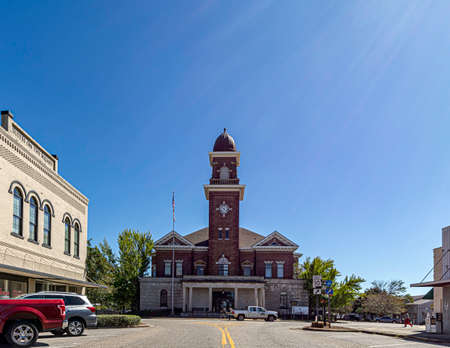 Greenville, Alabama, USA - Sept. 24, 2021: Front entrance of the historic Butler County Courthouse built in 1903 as viewed from Commerce Street. Greenville was first settled in 1819  by settlers traveling the Federal Road leading to New Orleans and the Loのeditorial素材