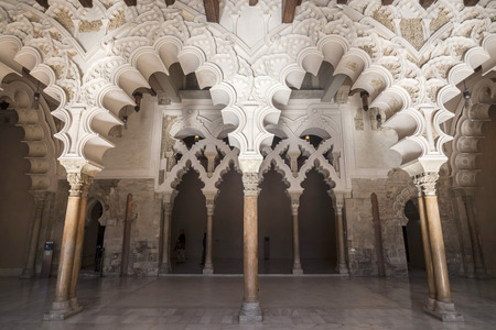 ZARAGOZA,SPAIN-NOVEMBER 4,2014: Alfajeria Palace, fortified medieval islamic palace, interior, artistic arcades,Zaragoza, Spain.のeditorial素材