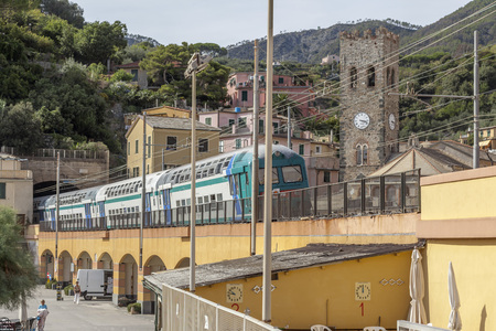 MONTEROSSO-AL-MARE,ITALY-SEPTEMBER 17,2013: View of the village and train in ligurian village of Monterosso, Cinque Terre, Italy.のeditorial素材