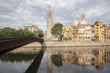GIRONA,SPAIN-JUNE 9,2016: City view, colored houses over river, Girona, Catalonia.のeditorial素材