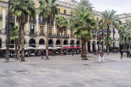 BARCELONA,SPAIN-NOVEMBER 2,2015: Street view, square, Plaza Real, touristic point of the city, Barcelona.のeditorial素材