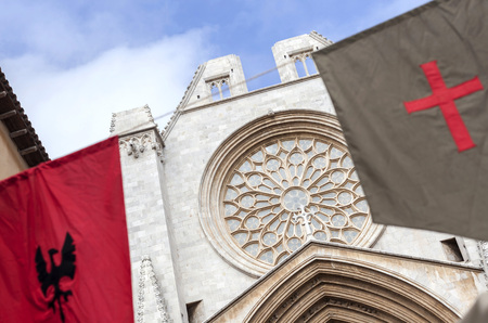 TARRAGONA,SPAIN-OCTOBER 12,2015: Catedral, rose window and medieval flags, Tarragona, Catalonia, Spain.のeditorial素材