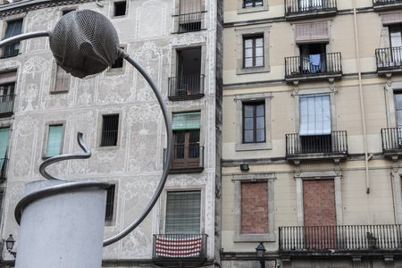 BARCELONA,SPAIN-SEPTEMBER 9,2015: George Orwell square in gothic quarter of Barcelona. Facade houses and sculpture reproduction of one work of surreal sculptor Leandre Cristofol.のeditorial素材