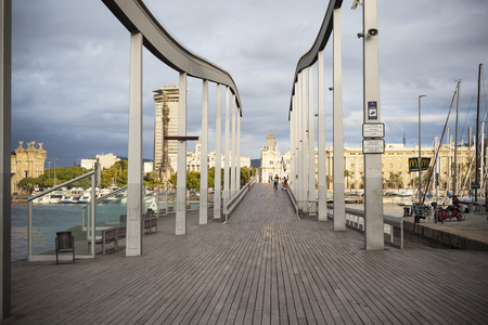 BARCELONA,SPAIN-SEPTEMBER 3,2015:Rambla del Mar, footbridge connect La Rambla with Port Vell, Barcelona.のeditorial素材