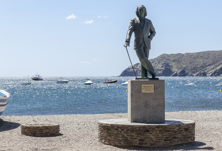 CADAQUES,SPAIN-MAY 21,2015: Beach view and sculpture Salvador Dali by sculptor Ros Sabate, in Cadaques,village of Costa Brava.のeditorial素材