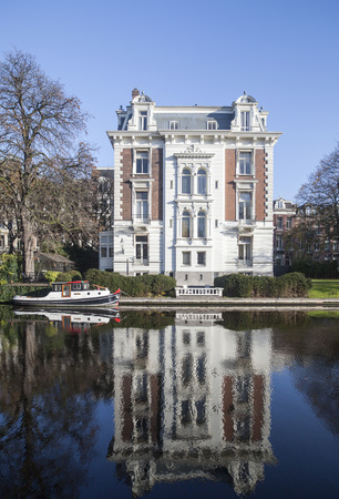 AMSTERDAM-NOVEMBER 10,2011: Classic dutch house and reflection over canal.のeditorial素材